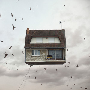 Laurent Chéhère, Flying Houses – For Sale, 2012, Impression jet d’encre, 120 x 120 cm