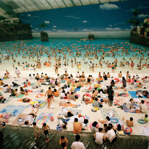 Martin Parr, Small World – The Artificial Beach, Japan, Miyasaki, 1996, Impression pigmentaire, 100 x 125 cm
